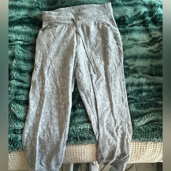 Lululemon grey joggers - Picture 2 of 5